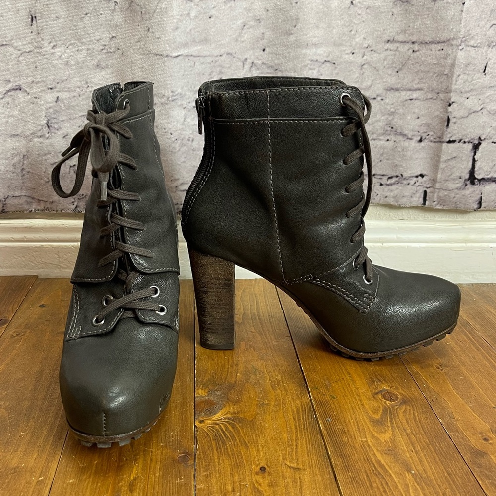 Vera Wang Lavender size 8M dark gray lace up heeled booties